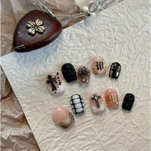 Relicario de Obsidiana para Uñas Postizas: Accesorio de Arte de Uñas Único y Elegante - Product Image 1