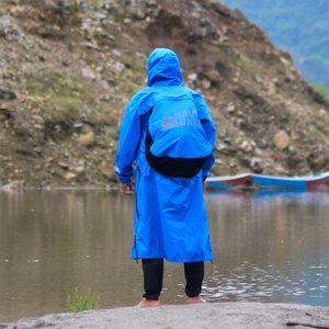 Imperméable en tissu Oxford unique de haute qualité pour enfants Design à la mode coupe-vent avec capuche avec logo personnalisé taille XL pour le camping - Product Image 1