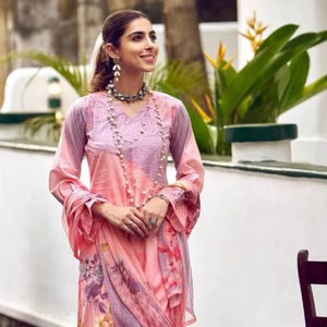 Venta al por mayor de suministro a granel de gran variedad de trajes Salwar de algodón de césped con impresión digital OEM ODM listo para fiesta Kameez hecho en La India - Product Image 1