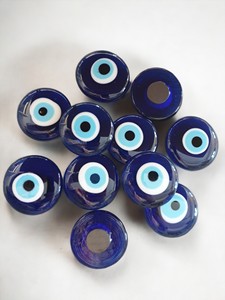 Imán Redondo de Cristal con Ojo Turco y Grabado en Relieve, Diseño Moderno de Estambul - Product Image 2