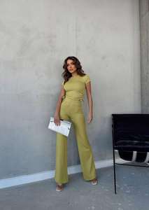 Haut à manches courtes à col rond froncé sur le côté pour femmes chemisier court de couleur unie et pantalon à jambe large taille haute Double ensemble rouge - Product Image 6