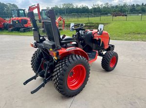 Mini tracteur Kubota B2320 23HP avec chargeur frontal et accessoire tondeuse pour l'agriculture et le jardinage, haute efficacité, en vente. - Product Image 2