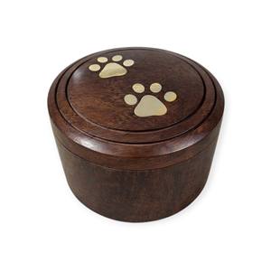 Urne funéraire artisanale en bois foncé avec couvercle élégant incrusté de pattes pour le rangement des souvenirs d'animaux de compagnie bien-aimés - Product Image 1