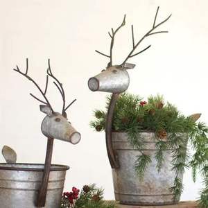 Seau de Noël en métal pour la décoration festive de la maison avec un design rustique parfait pour contenir des pommes de pin ornements cadeaux - Product Image 5