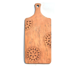 Tabla de cortar de madera hecha a mano para decoración de cocina que combina funcionalidad con diseño natural rústico y elegante - Product Image 5