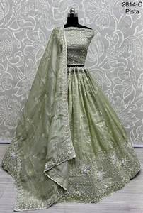 นักออกแบบ lehenga choli กับเลื่อมและงาน zari - Product Image 4