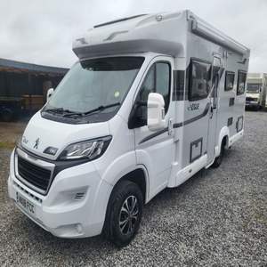 Explorez les routes avec notre camping-car motorisé à vendre : caravane de luxe 4x4 autopropulsée, intérieur spacieux pour 4 à 6 personnes - Product Image 5
