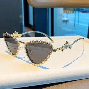 Gafas de sol de metal y cristal complementan la joyería atrevida y los accesorios de fiesta, ofreciendo un look refinado que nunca pasa de moda. - Product Image 4
