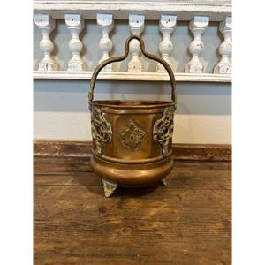 Cubo de carbón de cobre antiguo con intrincado diseño martillado e ideal para agregar carácter y funcionalidad a cualquier chimenea rústica - Product Image 1