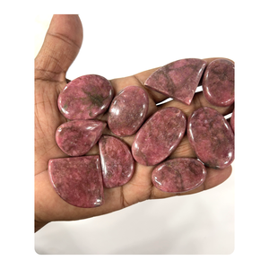 Pierre précieuse en rhodonite rose naturelle, cabochon, forme et taille mélangées, environ 20 à 30 mm. - Product Image 1