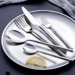 Ensemble de couverts en acier inoxydable durable pour les repas décontractés et formels avec des surfaces polies élégantes et de qualité - Product Image 6
