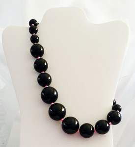 Collier de perles en résine à la mode, bijoux en perles faits à la main pour femmes, dames et filles - Product Image 1