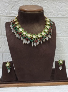Ensemble de collier en pierre traditionnelle bijoux Kundan de fête perles blanches finition or ensemble de tour de cou avec boucles d'oreilles pour les femmes pour le mariage - Product Image 2