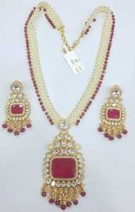 Collier élégant à pendentif Kundan avec pierres vertes et boucles d'oreilles assorties Idéal pour les festivals, les mariages et les fonctions spéciales - Product Image 2