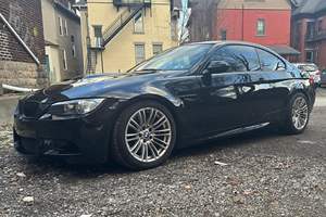 BMW M3 Coupé 2011 d'occasion en bon état, boîte manuelle 6 vitesses, moteur V8, toit en fibre de carbone, moteur remis à neuf en 2020 - Product Image 2