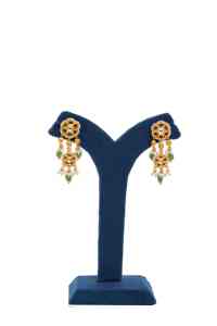 Conjunto de collar tradicional chapado en oro de varias capas con piedras Kundan rojas y verdes, perlas y aretes a juego para boda - Product Image 2