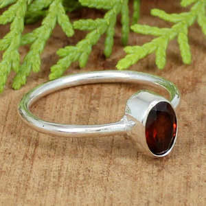 Anillo de hombre estilo bohemio hecho a mano de Plata de Ley 925 con piedras preciosas rojo granate natural al por mayor corte ovalado rodio IGI certificado 7x5mm - Product Image 5