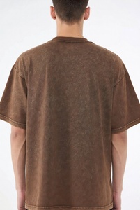 T-shirt délavé style urbain en coton vieilli, coupe décontractée et confortable, idéal pour un look streetwear moderne - Product Image 6