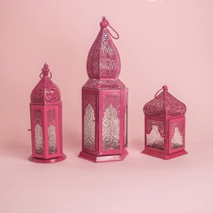 Lanternes marocaines modernes et colorées en métal et verre, faites à la main pour Noël 2026, pour la décoration intérieure, à suspendre et à poser sur table - Product Image 1