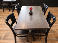 Ensemble de table à manger en bois massif pour restaurant avec 4 chaises en métal noir, mobilier commercial carré pour café, bistrot, bar