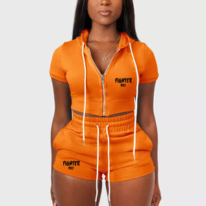 Ensemble de jogging deux pièces avec logo personnalisé pour femmes, haut court et sweat à capuche avec short pour une utilisation active - Product Image 1