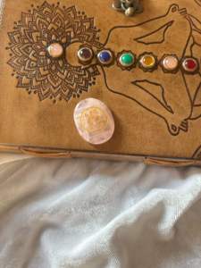 Vente en gros de cristaux de guérison naturels en quartz rose sculptés à la main, symbole de zibu, pierres polies, cadeaux spirituels Feng Shui pour l'amour - Product Image 4