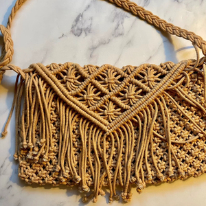 Sac à bandoulière pliable et durable en macramé tissé à la main, en soie et perles, pochette nouée, style festival, fait main - Product Image 1