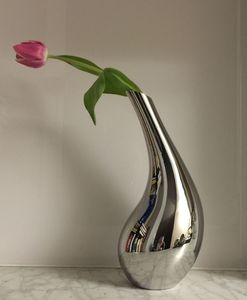 Vase à fleurs décoratif en aluminium avec finition polie forme cylindrique élégante parfaite pour la décoration moderne du salon et du couloir - Product Image 2