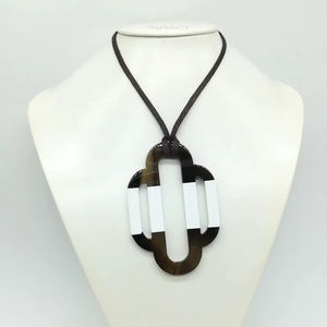 Collier pendentif en corne de buffle, bijoux tribaux naturels et durables pour femmes, haute qualité - Product Image 1