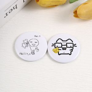 Broche en fer blanc souple à motif de chat émoticône mignon avec rose et geste, style Meme à expression amusante, bijou cadeau - Product Image 1