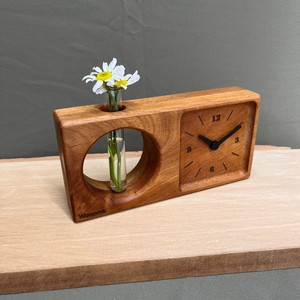 Reloj de mesa hecho a mano con madera de primera calidad, añade un encanto atemporal que complementa tanto los interiores modernos como los tradicionales. - Product Image 5