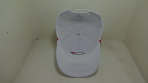 Gorra Snapback Blanca Lisa al por Mayor con Cuerda Roja y Agujeros Cortados con Láser, Gorra de Alto Rendimiento con Base para Bordado Personalizado - Product Image 5