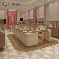 Vitrine LED en verre pour bijouterie, style effet pierre, design intérieur de boutique de luxe léger avec présentoirs de diamants