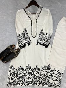 Traje Salwar de Seda Tussar con Bordado de Hilo Grueso de Diseño Moderno para Mujer, para Ocasiones Especiales, por Fab Zone - Product Image 3