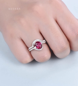 Joyería nupcial personalizada de oro blanco sólido de 10K, Juego de 2 anillos a juego de Rubí, anillo de medio halo de rubí de forma ovalada con banda apilable curva - Product Image 4