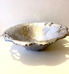 Moderno bol de aluminio fundido plateado diseñado para ser el centro de mesa, que ofrece un estilo metálico decorativo reflectante. - Product Image 5