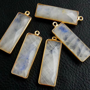 Proveedor Mayorista de Joyería de Cristal de Estilo Vintage, Colgante de Piedra Lunar Natural Renacida en Latón, Fabricación de Joyería Surgyan Saini - Product Image 1