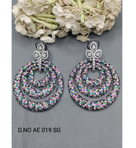 Pendientes sofisticados de moda victoriana para mujer con elementos de diseño vintage y atractivo elegante de la India - Product Image 1