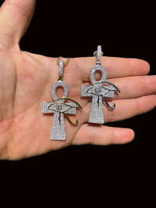 Pendentif Croix Glacée avec Œil pour Hommes et Femmes, en Argent Sterling 925, Moissanite, Plaqué Rhodium et Or 14K, Forme Ailes, Bijoux Personnalisés - Product Image 2