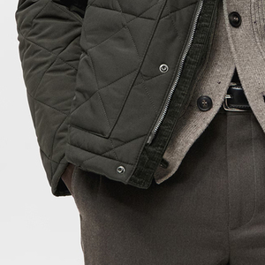 Veste matelassée imperméable personnalisée avec logo pour homme, col rabattu en velours côtelé, manches longues, fermeture éclair et boutons-pression sur le devant - Product Image 2