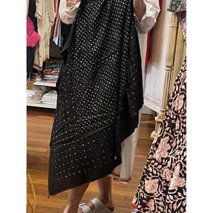 Pañuelo Cuadrado Floral de Diseño Personalizado FOLKLORE K23, Patrón Floral en Seda Bandhani, Hecho de Poliéster - Product Image 2