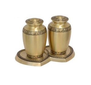 Conception personnalisée d'urnes de compagnon urne de compagnon de crémation en laiton doré urne de compagnon sculptée à la main souvenir urne de cendres pour adultes - Product Image 1