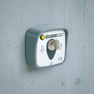 Opérateur de porte automatique traditionnel haut de gamme - Construction durable en aluminium, acier et plastique - Télécommande - Installation facile par vis - Product Image 2