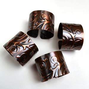 Anneau de serviette rond martelé en cuivre plaqué élégant accessoire décoratif de table en métal élégant pour la salle à manger de banquet de fête de mariage - Product Image 1