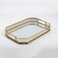 Plateau miroir rond luxueux avec cadre métallique chic, parfait pour la décoration des fêtes, les mariages ou les événements.