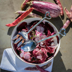 Ensemble de service à salade en métal en forme de coeur à bas prix avec une cuillère de service élégante à poignée argentée - Product Image 4