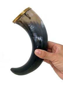 Cuerno vikingo artesanal para beber con soporte de hierro, regalo perfecto para reuniones navideñas de inspiración nórdica - Product Image 5