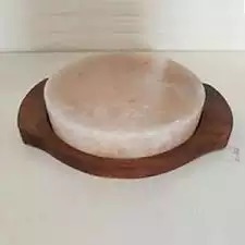IMPEX PAKISTAN Planche de cuisson ronde de haute qualité en matériau organique sculpté sur le thème des fleurs avec base en bois - Product Image 3