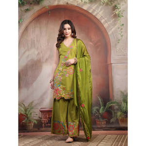 Conjunto de Kurta Sharara de Viscosa Satinada con Bordado Verde y Dupatta - Product Image 1