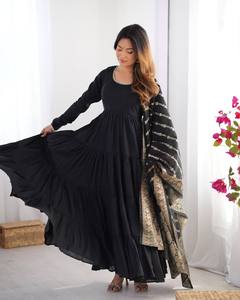 ชุดเดรส Anarkali สีดำเข้มแบบดีที่สุดสำหรับงานปาร์ตี้ ผ้าไหม Chanderi แท้ 4 ชั้น แต่งระบายพลิ้วสวย ทรงดั้งเดิม แบรนด์ SHIV FASHION - Product Image 5